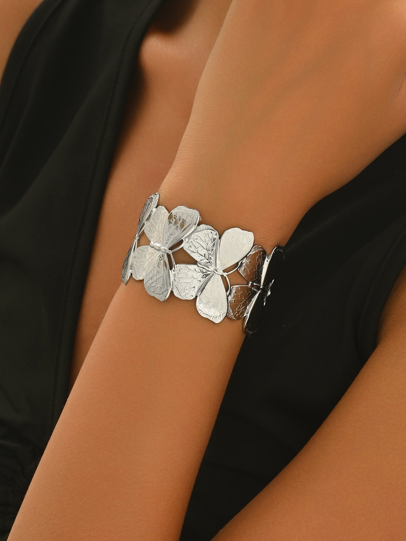 Lxalry Platinum Plated Stainless Steel Floral Carved Mirror Bracelet, Hypoallergenic Skin-Safe Jewelry with Artisan Polish, Never-Tarnish Luxury Gift for Women’s Daily & Evening Wear