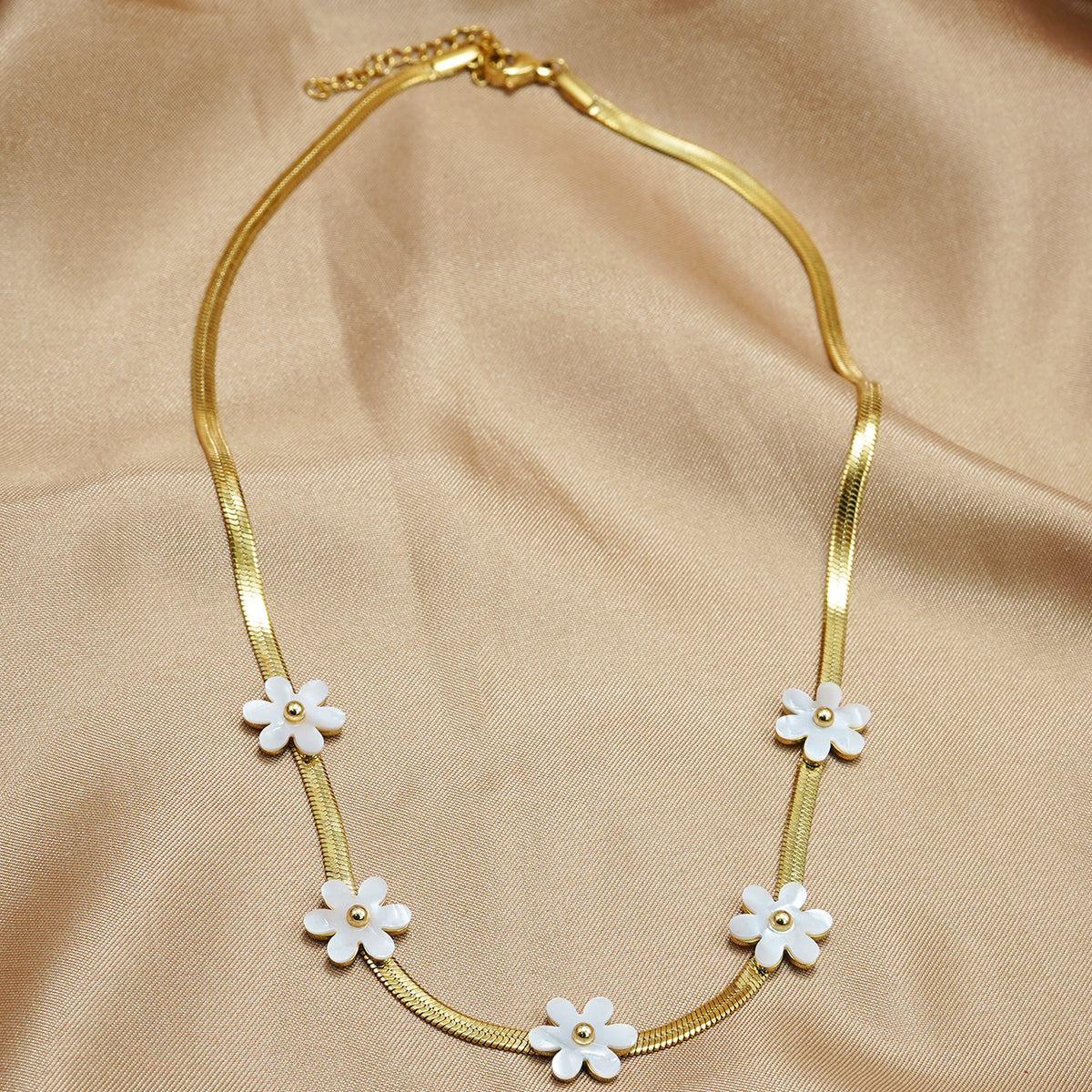 Lxalry 18K Gold-Plated Bohemian Floral Necklace features delicate white blossom charms on hypoallergenic stainless steel. Skin-safe, tarnish-free jewelry for women/wife/mom – perfect for festive occasions & everyday boho elegance